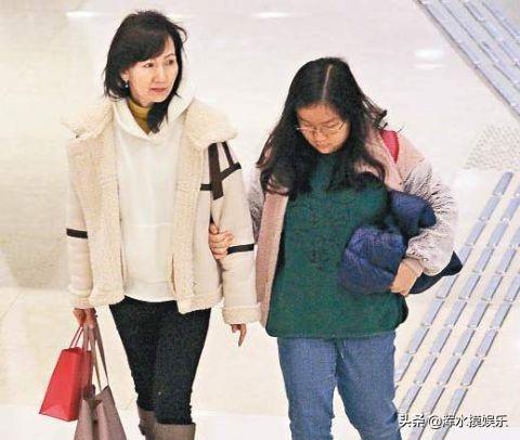 當年被小三逼宮流產終生不孕，復出後爆紅，如今和養女歲月靜好！