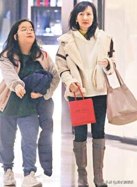 當年被小三逼宮流產終生不孕，復出後爆紅，如今和養女歲月靜好！
