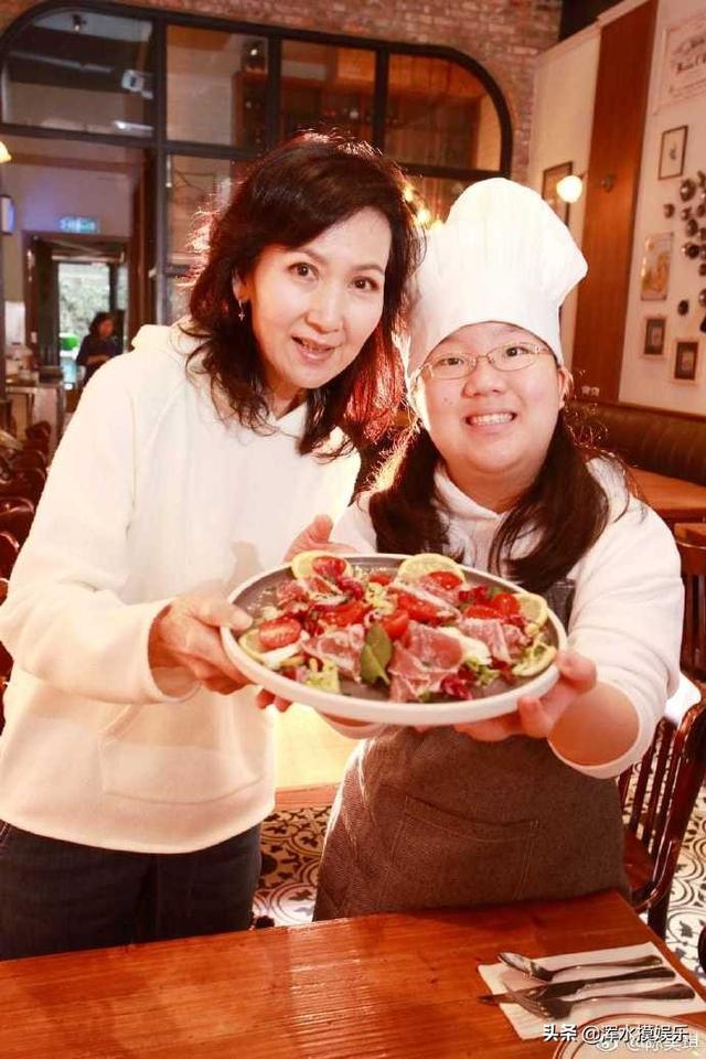 當年被小三逼宮流產終生不孕，復出後爆紅，如今和養女歲月靜好！