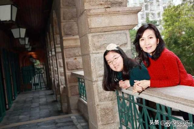 當年被小三逼宮流產終生不孕，復出後爆紅，如今和養女歲月靜好！