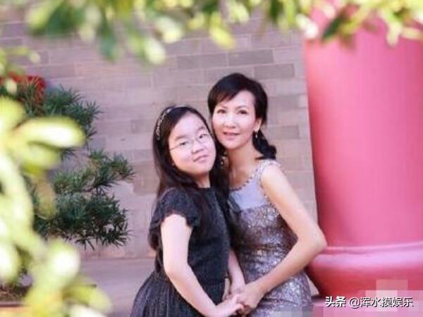 當年被小三逼宮流產終生不孕，復出後爆紅，如今和養女歲月靜好！
