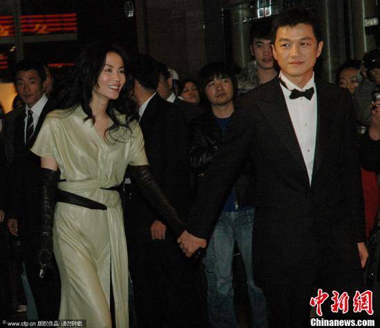 李亞鵬戀情曝光後遭王菲不滿，新女友的四字回復讓王菲沉默？