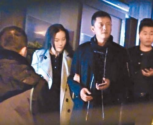 李亞鵬戀情曝光後遭王菲不滿，新女友的四字回復讓王菲沉默？