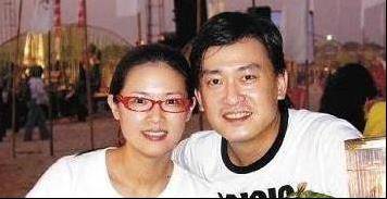 50歲王識賢老婆背景曝光，曾為老婆和母親鬧翻！媽媽還詛咒懷孕兒媳「命喪手術臺」！13年後變成這樣令人欣慰！