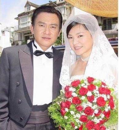 50歲王識賢老婆背景曝光，曾為老婆和母親鬧翻！媽媽還詛咒懷孕兒媳「命喪手術臺」！13年後變成這樣令人欣慰！