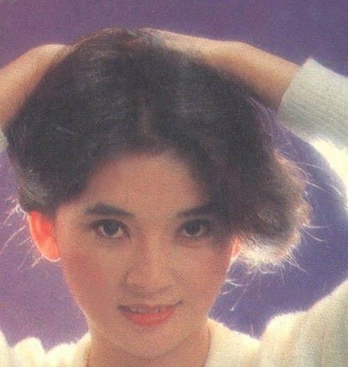 61歲港星胡慧中老公被捕不惜賣樓救夫，攜女兒現身面容太憔悴，網友：老態盡顯！