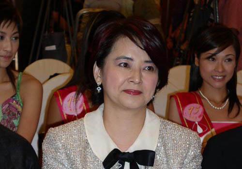 61歲港星胡慧中老公被捕不惜賣樓救夫，攜女兒現身面容太憔悴，網友：老態盡顯！