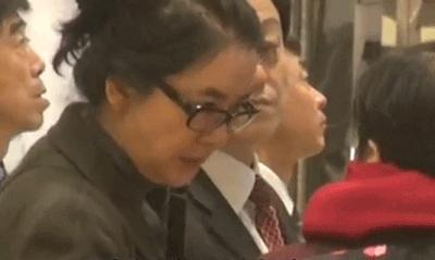 61歲港星胡慧中老公被捕不惜賣樓救夫，攜女兒現身面容太憔悴，網友：老態盡顯！