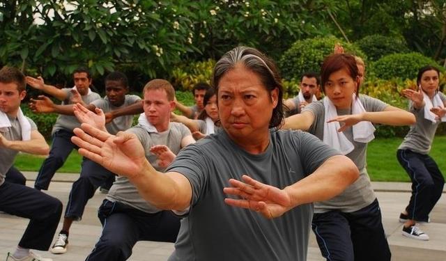 李連傑和他對打都受過傷，楊麗菁被他踢休克！洪金寶談到他直言：打不過，打不過