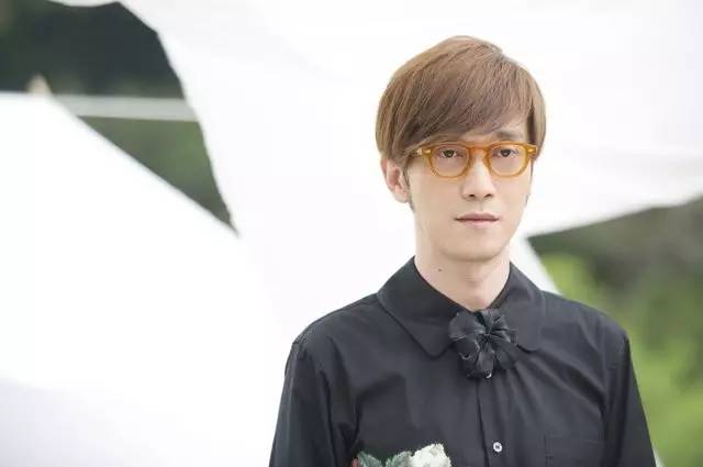 曾經的情歌教父，因受病魔暴瘦40公斤，變得蒼老憔悴，如今再度復出，你還會喜歡他嗎？