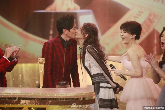 頒獎禮上公開婚事　女主持人在台上甜蜜獻吻演員男友 ！