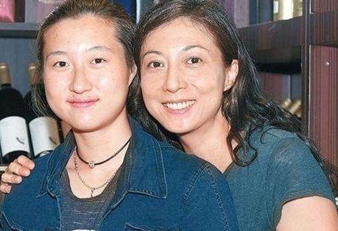 私生子的差距，成龍始終不承認小龍女，他每月給私生子女90萬！