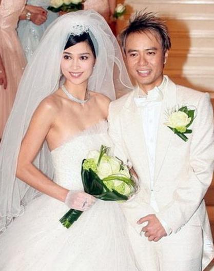 她19歲成港姐，與天王相戀13年才修成正果，被老公一寵就是26年！