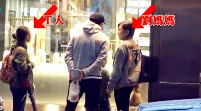 劉愷威陪女兒逛街，暫放事業做暖爸，卻曝出和楊冪「藕斷絲連」