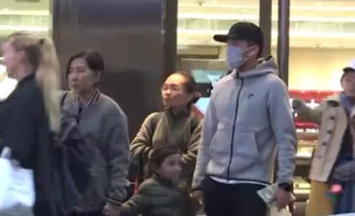 劉愷威陪女兒逛街，暫放事業做暖爸，卻曝出和楊冪「藕斷絲連」