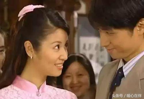 趙薇林心如為他成情敵，他卻娶了51歲醜女當老婆，寵愛了25年！