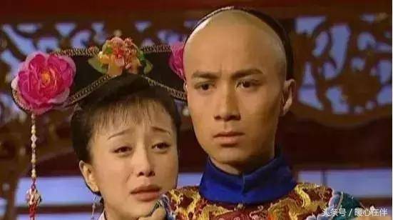 趙薇林心如為他成情敵，他卻娶了51歲醜女當老婆，寵愛了25年！
