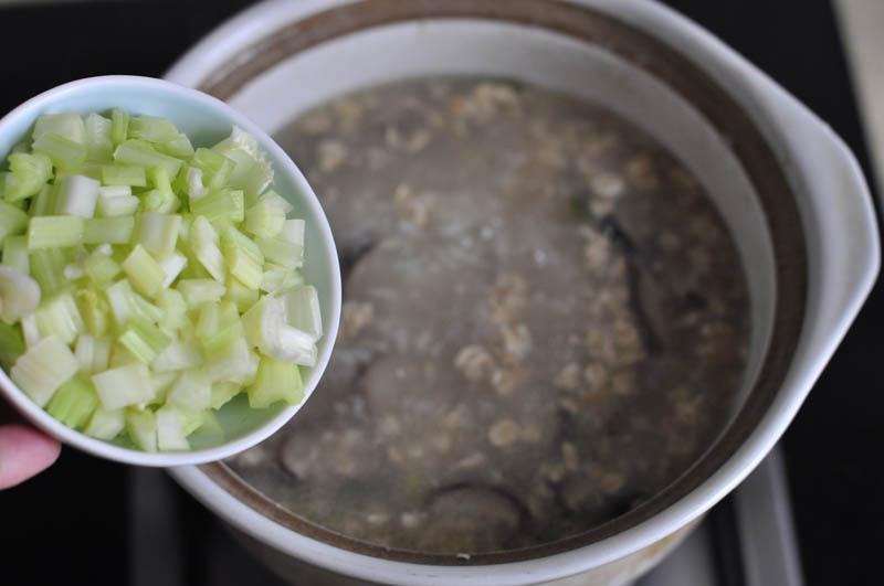 一碗內容豐富的粥可以這樣煮----燕麥雞蛋瘦肉粥 