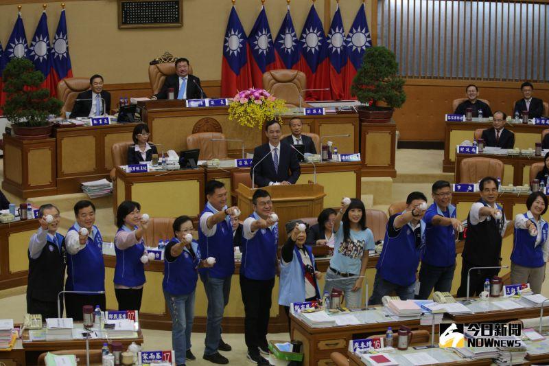 巧遇陸旅遊團…台灣導遊「介紹市議會」超精闢 她秒笑翻