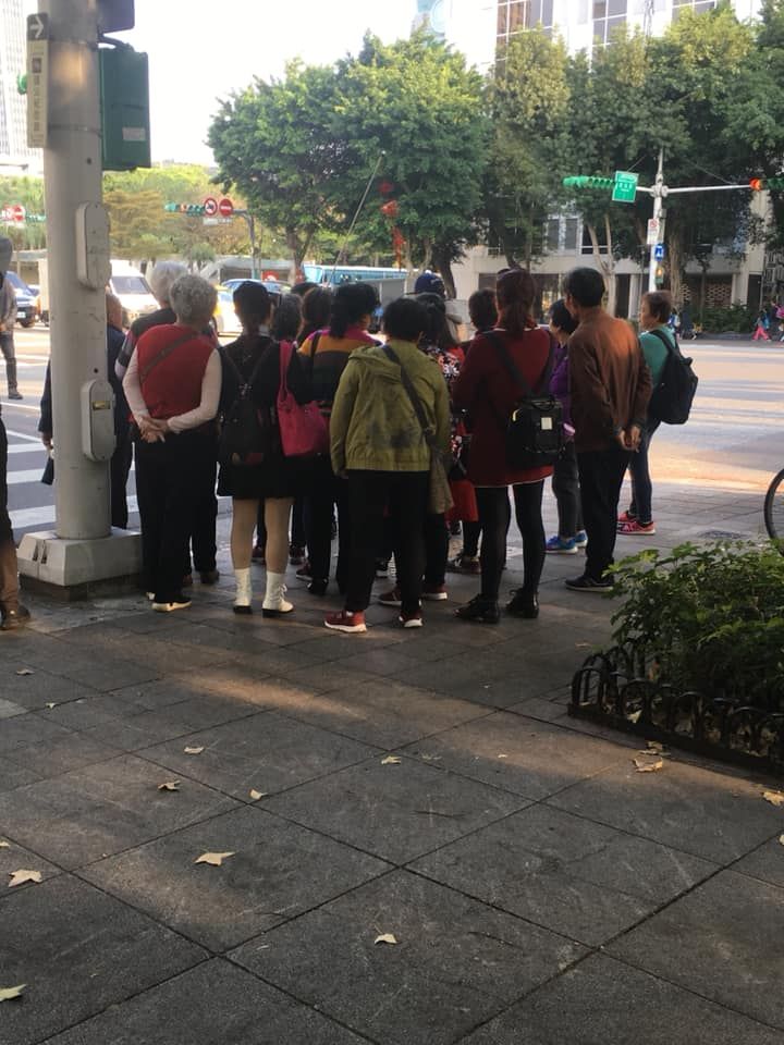 巧遇陸旅遊團…台灣導遊「介紹市議會」超精闢 她秒笑翻