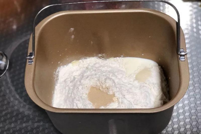 麵包店上架的搶手貨，麥香肉鬆麵包，客人超愛的單品！ 