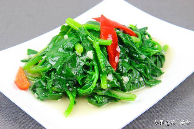 青菜怎樣炒翠綠不變色，大廚分享一個小技巧，比飯店做的還要好吃