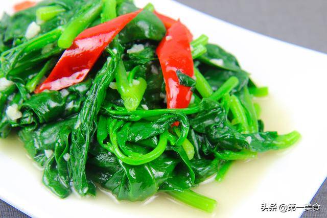 青菜怎樣炒翠綠不變色，大廚分享一個小技巧，比飯店做的還要好吃