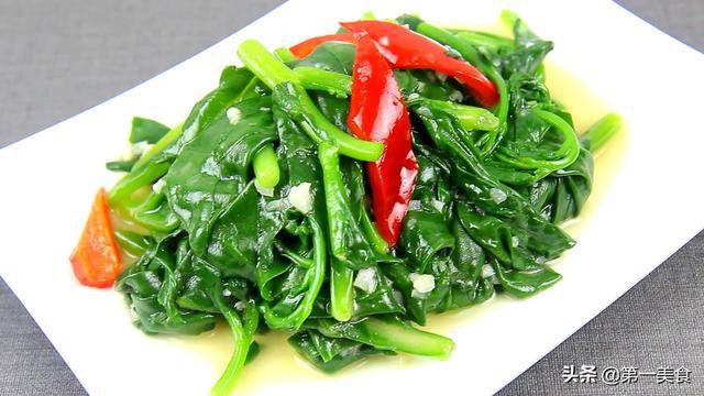 青菜怎樣炒翠綠不變色，大廚分享一個小技巧，比飯店做的還要好吃