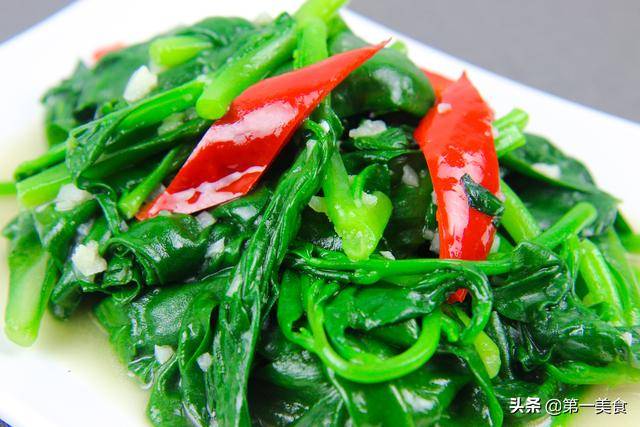 青菜怎樣炒翠綠不變色，大廚分享一個小技巧，比飯店做的還要好吃