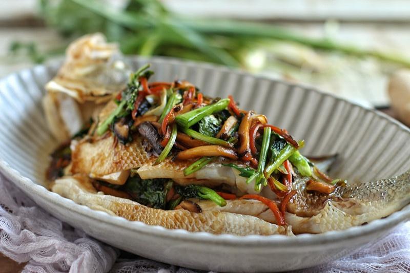 蒸魚的時候，多點做法，魚肉鮮嫩肉更香，學會趕緊回家露一手