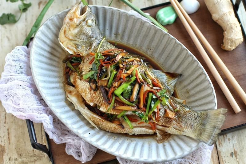 蒸魚的時候，多點做法，魚肉鮮嫩肉更香，學會趕緊回家露一手
