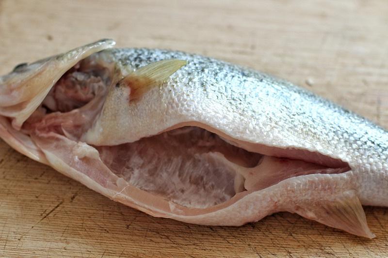 蒸魚的時候，多點做法，魚肉鮮嫩肉更香，學會趕緊回家露一手
