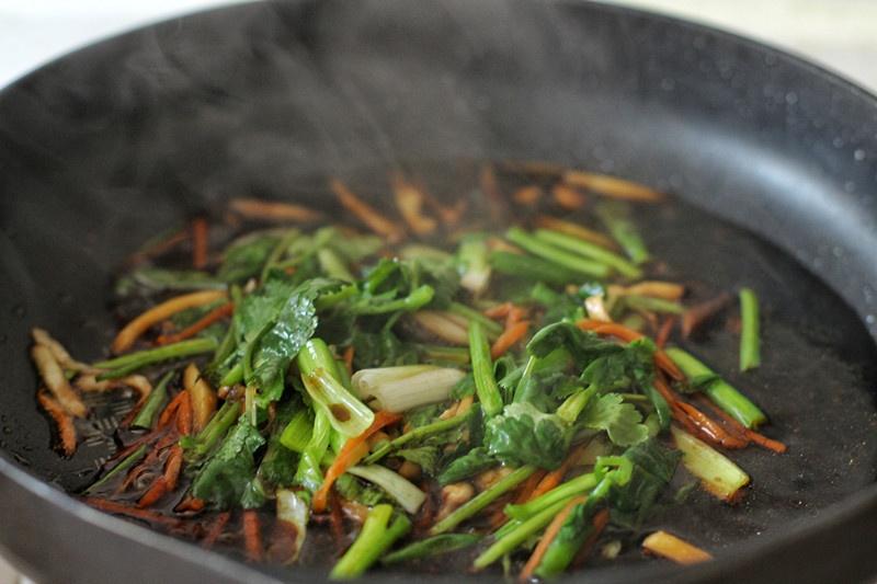 蒸魚的時候，多點做法，魚肉鮮嫩肉更香，學會趕緊回家露一手