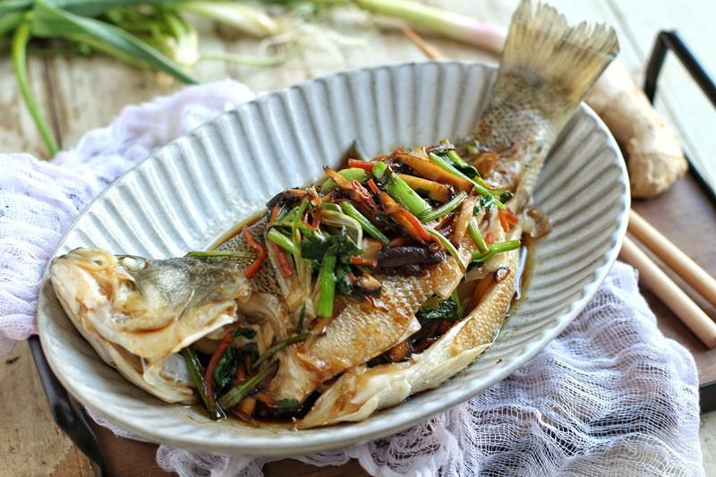 蒸魚的時候，多點做法，魚肉鮮嫩肉更香，學會趕緊回家露一手