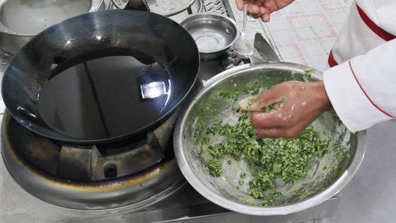 這才是韭菜丸子正確做法，不加一滴水，翠綠不變色，酥脆又鬆軟