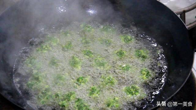 這才是韭菜丸子正確做法，不加一滴水，翠綠不變色，酥脆又鬆軟