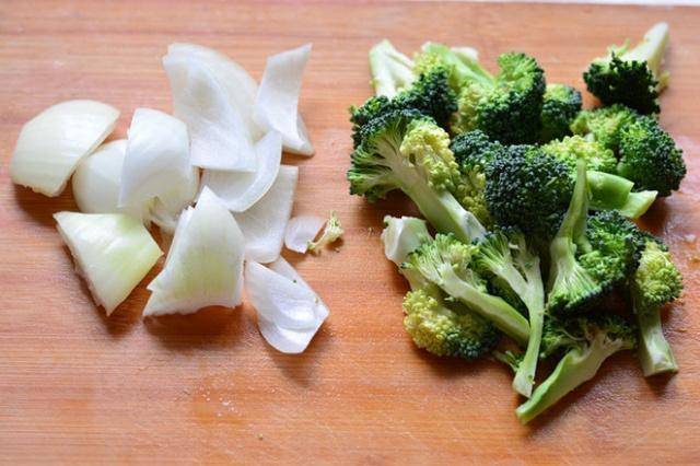 在家自製烤雞腿，「臭兒子」直舔手指，孩子吃飯不用愁