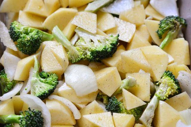 在家自製烤雞腿，「臭兒子」直舔手指，孩子吃飯不用愁