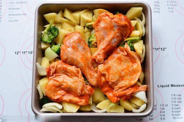 在家自製烤雞腿，「臭兒子」直舔手指，孩子吃飯不用愁