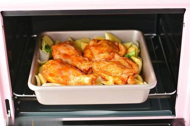 在家自製烤雞腿，「臭兒子」直舔手指，孩子吃飯不用愁
