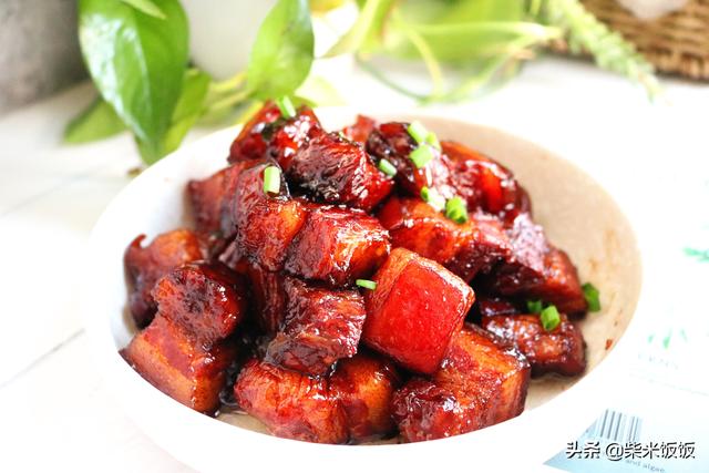 電飯煲做紅燒肉最簡單，丟進鍋內，時間一到，肉又香又軟爛！
