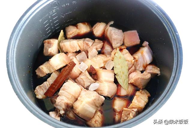 電飯煲做紅燒肉最簡單，丟進鍋內，時間一到，肉又香又軟爛！