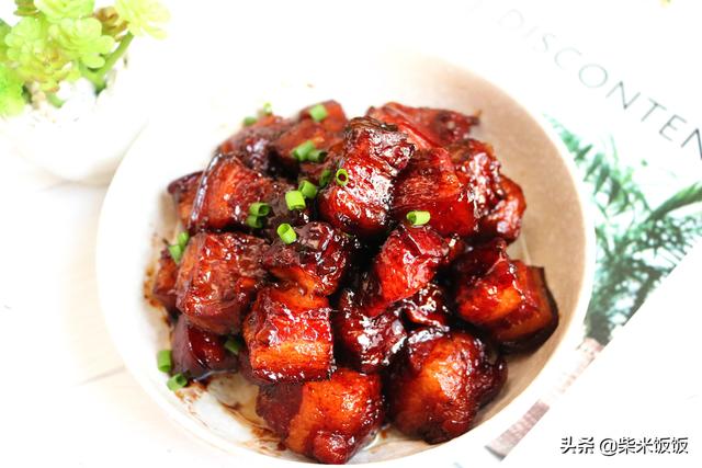 電飯煲做紅燒肉最簡單，丟進鍋內，時間一到，肉又香又軟爛！