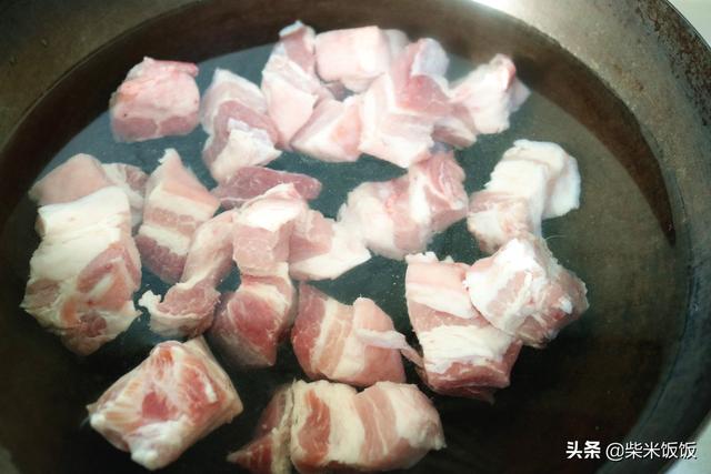 電飯煲做紅燒肉最簡單，丟進鍋內，時間一到，肉又香又軟爛！