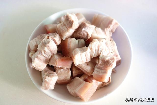 電飯煲做紅燒肉最簡單，丟進鍋內，時間一到，肉又香又軟爛！