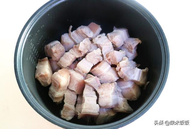 電飯煲做紅燒肉最簡單，丟進鍋內，時間一到，肉又香又軟爛！