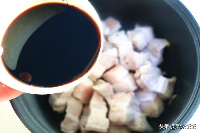 電飯煲做紅燒肉最簡單，丟進鍋內，時間一到，肉又香又軟爛！