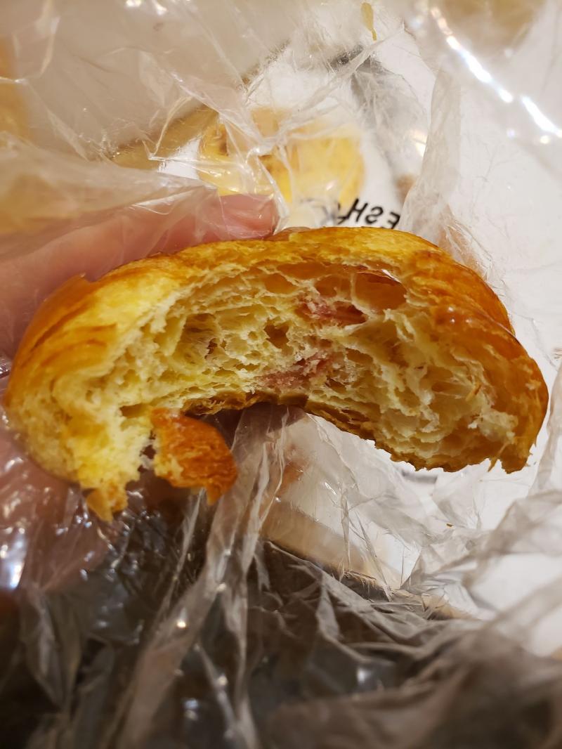 買了「火腿可頌」卻找不到火腿　他定睛一看很無奈：師傅刀工世界級的…