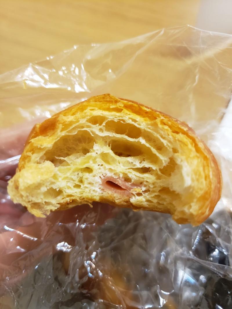 買了「火腿可頌」卻找不到火腿　他定睛一看很無奈：師傅刀工世界級的…