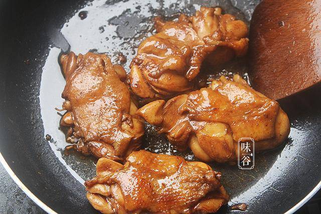 雞腿這樣做才好吃，醬汁濃郁，兒子隔幾天就要吃一 次，連汁都不剩！